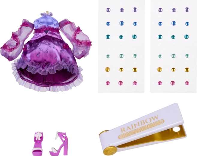 Stylisches violettes Outfit und Accessoires