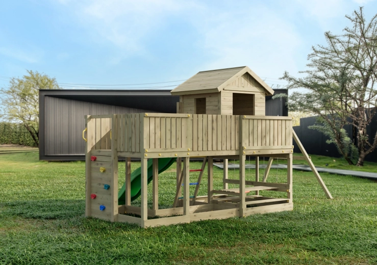 Spielhaus mit Terrasse und sicherem Zugang