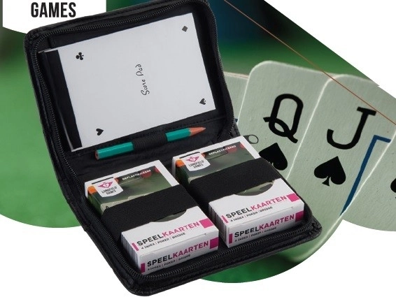 Set aus 2 Kartendecks in Etui mit Notizblock und Bleistift