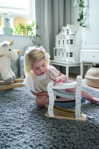 Holzausführung und Spielzeug für täglichen Spaß