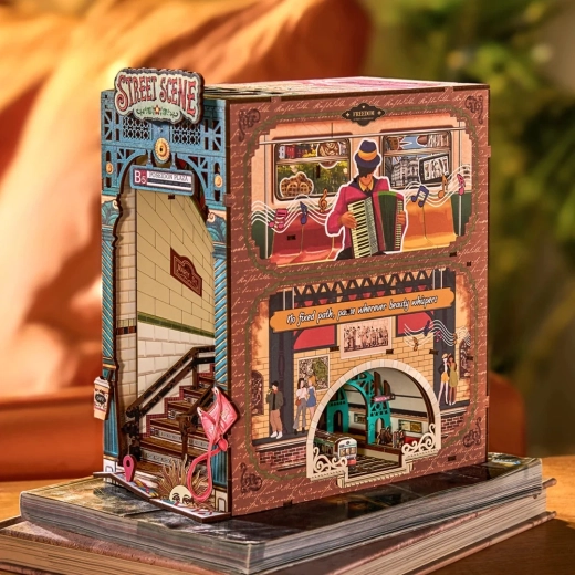Originelle Dekoration zwischen Büchern