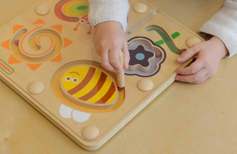 Fröhliche Motive, die zum Spielen einladen