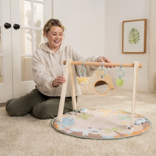 Natürlicher hölzerner A‑Rahmen, der in jedes Interieur passt