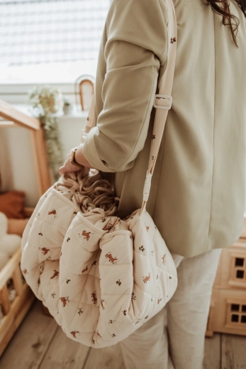 Verstellbarer Gurt und Möglichkeit zur Befestigung am Kinderwagen
