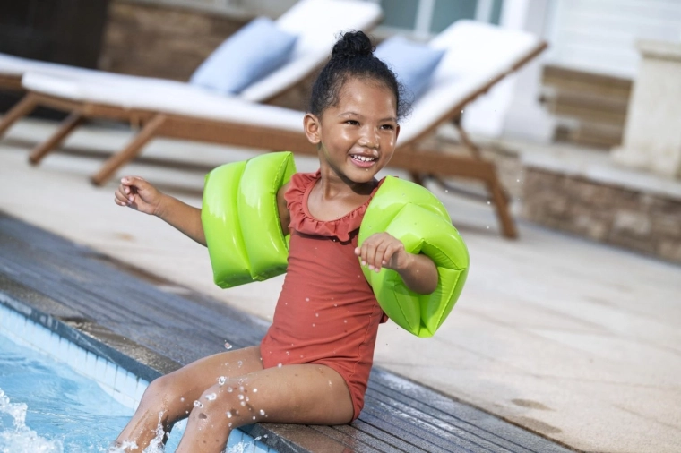 Hohe Sichtbarkeit im Pool und im Meer
