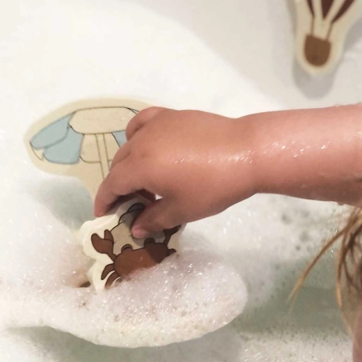 Hält an Badewanne und Fliesen