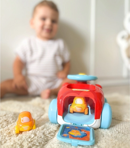 2 Mini-Autos im Inneren verstaut