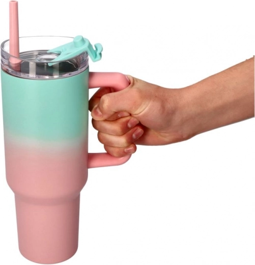 Bequemes Trinken dank Trinkhalm und Deckel