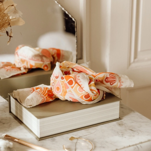 Leichter Schal mit elegantem Motiv