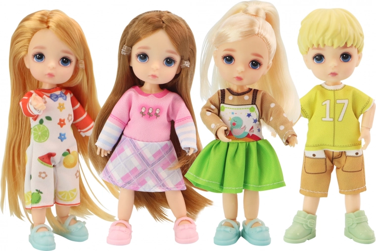 Puppe im Sommerkleid