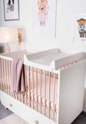 Praktische Nutzung direkt auf dem Kinderbett