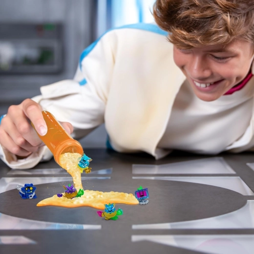 Schäumender Enthüllungsprozess mit Reagenzglas