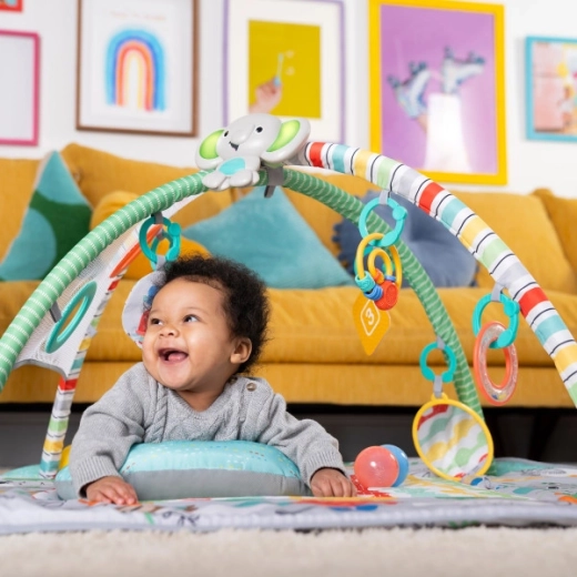 Abnehmbare Spielzeuge und Unterstützung für die Tummy-Time