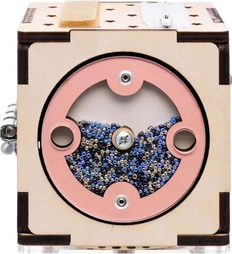 Sensorisches Fenster mit Perlen