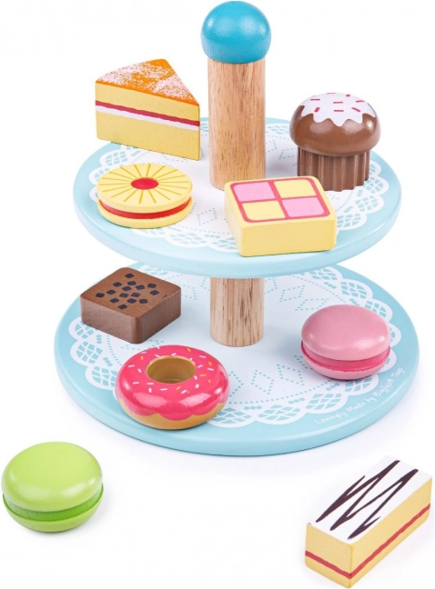 Holzständer mit Spielzeugkuchen