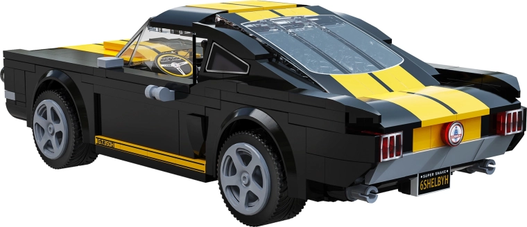 Öffnende Motorhaube und V8‑Details