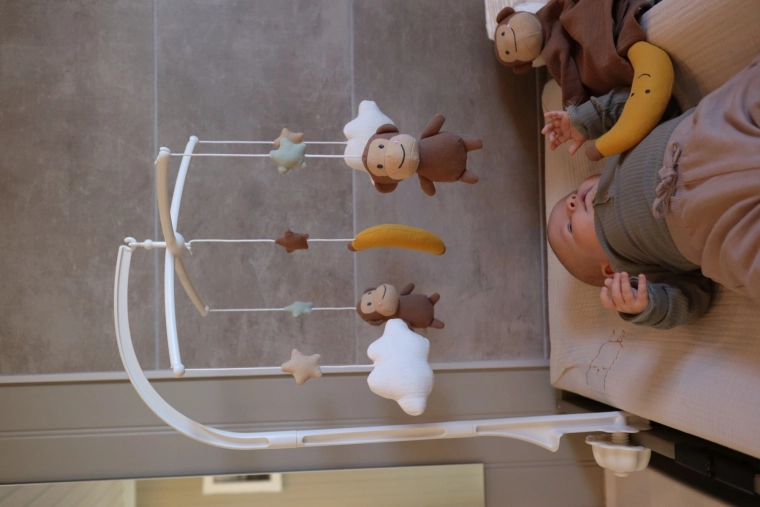 Süße weiche Figuren über dem Babybett
