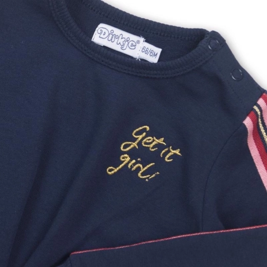 Auffälliger Schriftzug und moderner Look