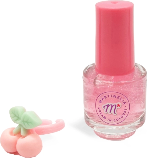 Nagellack und stilvoller Ring in einem Set