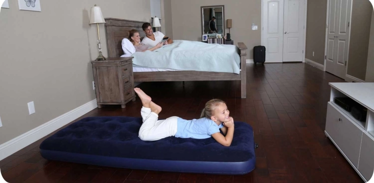 Schnelles Aufpumpen dank Kolbenpumpe