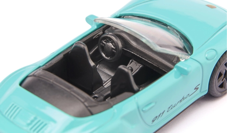 Offenes Cabriolet mit detailreichem Innenraum