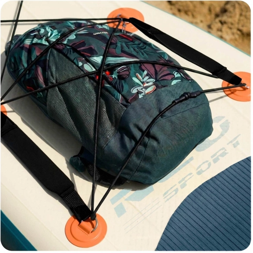 Praktisches Bungee-Gepäcknetz auf dem Deck