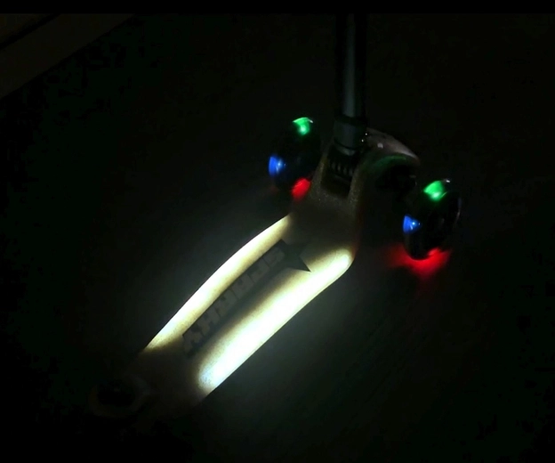 LED-Räder und beleuchtete Trittfläche für bessere Sichtbarkeit