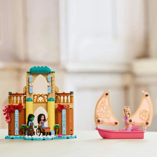 Zweistöckige Universität Shiz voller Details