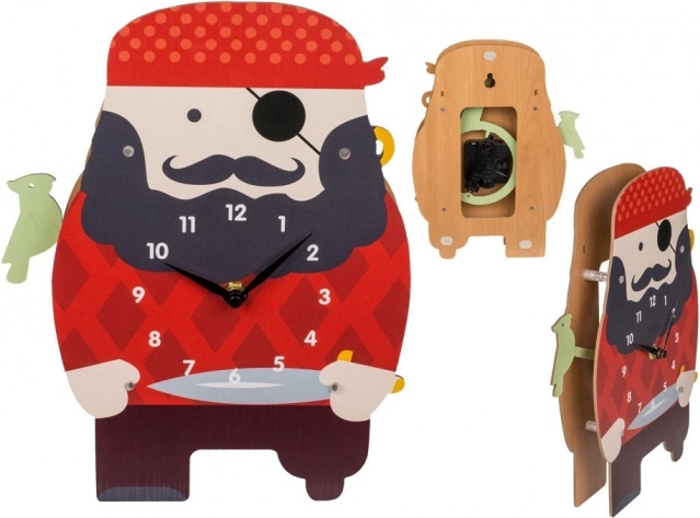 Wanduhr in Piratenform