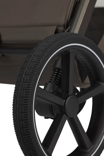 Gefederte Räder und robuste Reifen für eine ruhige Fahrt
