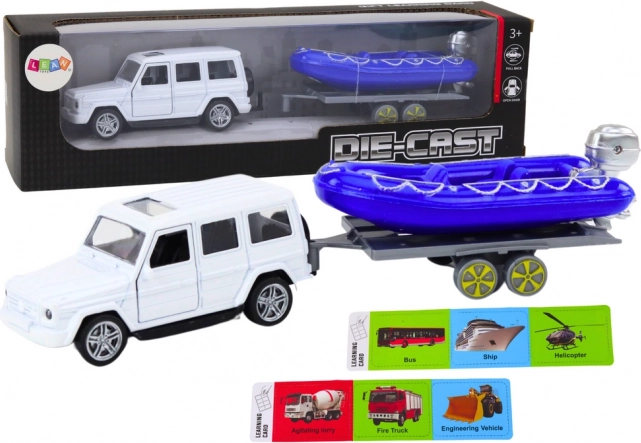 Geländewagen mit Anhänger und Motorboot