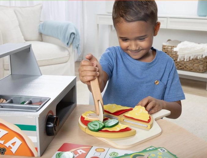 Stellen Sie Ihre eigene Pizza aus Klettverschluss-Zutaten zusammen