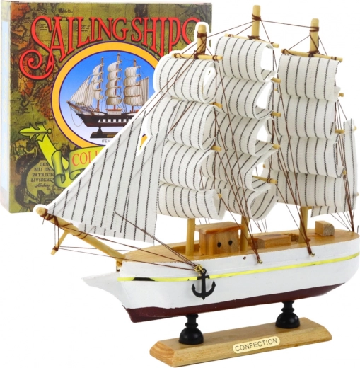 Dekoratives Modell eines dreimastigen Segelschiffs in Weiß
