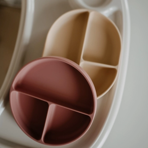 Drei Fächer für übersichtliches und sauberes Essen