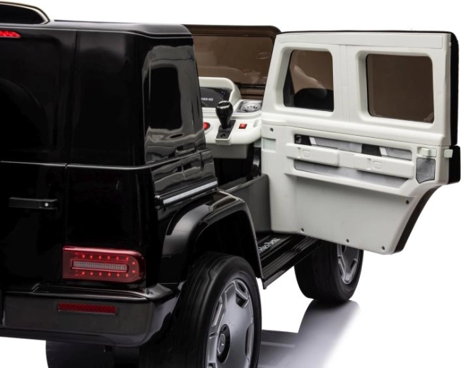 Öffnende Türen und detailreicher Innenraum