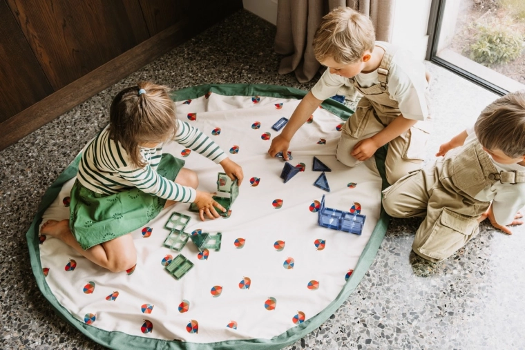 Große und bequeme Spielfläche 140 cm