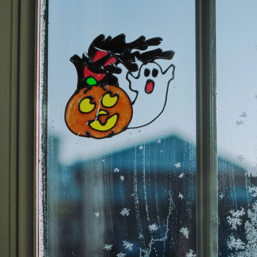 Halloween-Fensterdekoration mit Kürbis und Geist