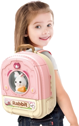 Ein Rucksack, der sich in eine Spielwelt verwandelt