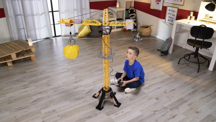Großer Kran zum Spielen auf der Baustelle