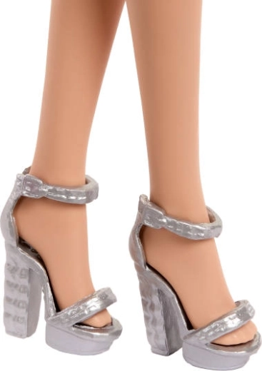 Stilvolle Accessoires: Sandalen und Halskette