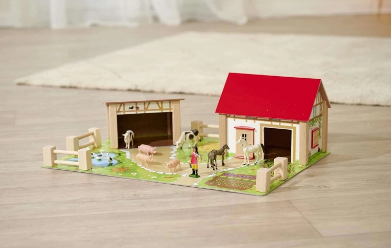 Bunte Spielmatte mit Wegen, Teich und Garten