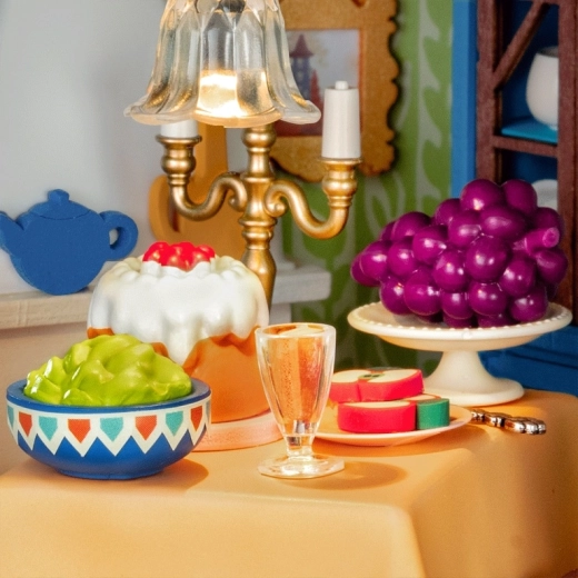 Mini-Accessoires und gedeckter Tisch wie in echt