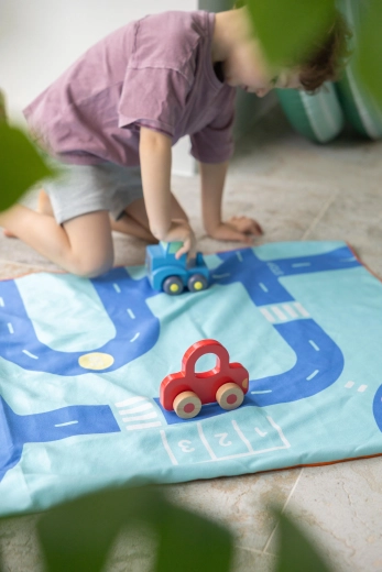 Spielen unterwegs: Straße für Spielautos