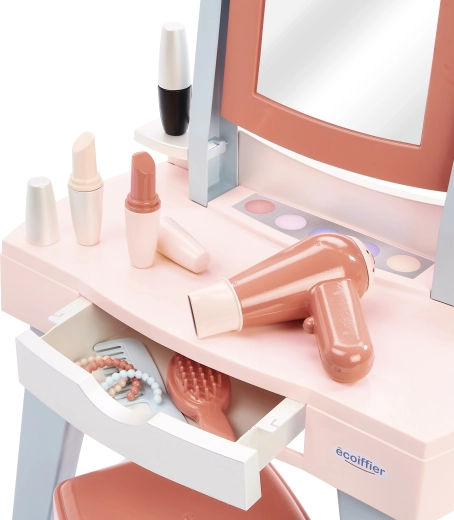 Spiegel und praktische Schublade