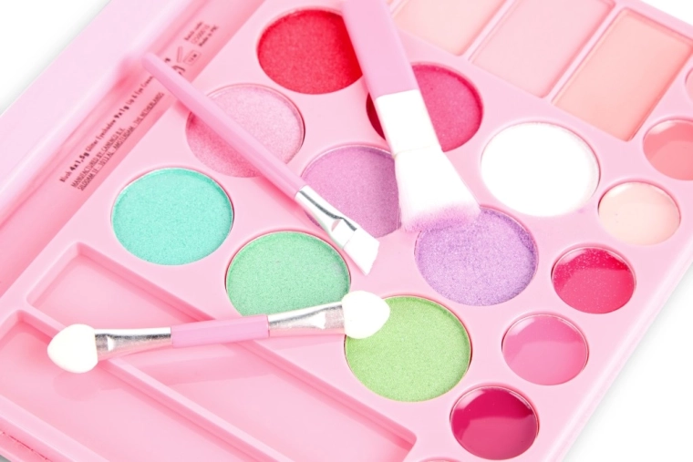 Bunte Paletten für kreatives Schminken