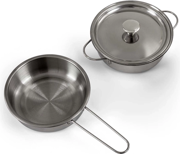 Reiches Metallzubehör und praktische Aufbewahrungsflächen
