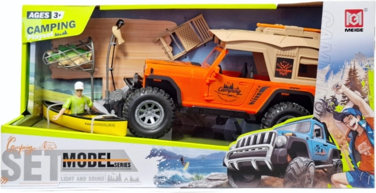 Geländewagen mit Campingausrüstung und Kajak