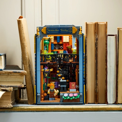 Zauberhafte Dekoration zwischen Büchern
