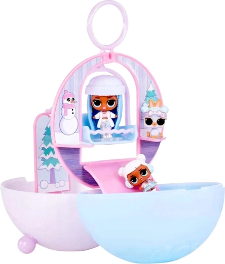 Zauberhafte Winterszene in jeder Kugel