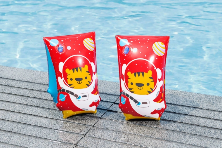 Zwei Luftkammern in jedem Schwimmflügel